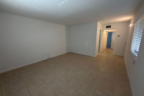 Apartamento en alquiler en West Palm Beach, Florida, 1 dormitorio, 1519.7 m2 № 2086278 - foto 4