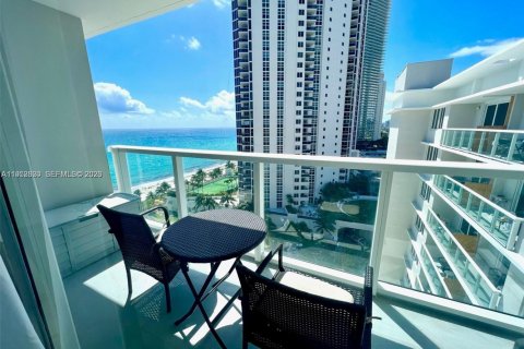 Studio à Condo à Sunny Isles Beach, Floride  № 2008601
