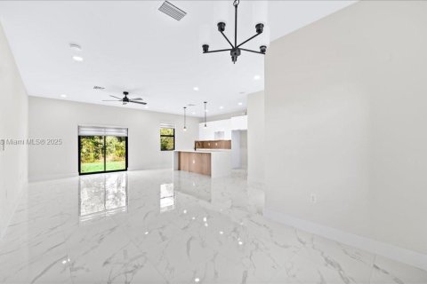 Casa en venta en Lehigh Acres, Florida, 3 dormitorios, 126.16 m2 № 1976293 - foto 9