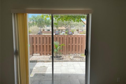 Adosado en alquiler en Sunrise, Florida, 3 dormitorios, 130.06 m2 № 1051041 - foto 1