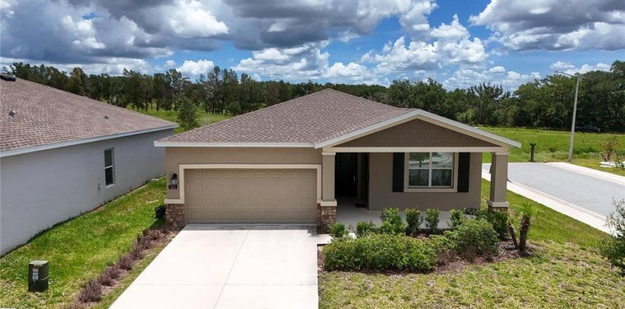 House in Davenport, Florida 3 bedrooms, 163.51 sq.m. № 2206639