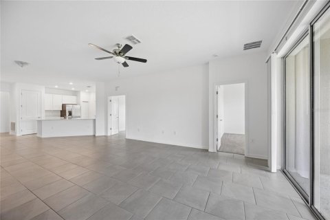 House in Davenport, Florida 3 bedrooms, 163.51 sq.m. № 2206639 - photo 11