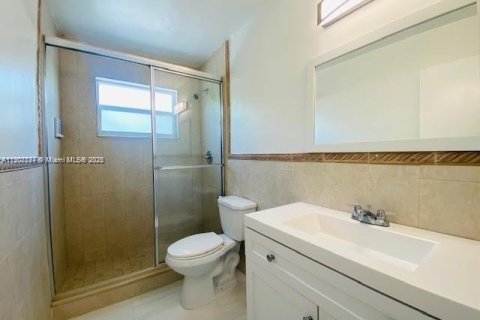 House in Miami, Florida 3 bedrooms, 306.58 sq.m. № 1963922 - photo 11