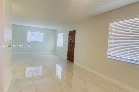 House in Miami, Florida 3 bedrooms, 306.58 sq.m. № 1963922 - photo 2