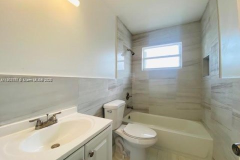 House in Miami, Florida 3 bedrooms, 306.58 sq.m. № 1963922 - photo 7