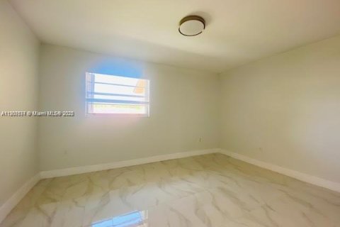 House in Miami, Florida 3 bedrooms, 306.58 sq.m. № 1963922 - photo 5