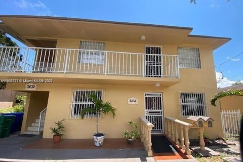 House in Miami, Florida 3 bedrooms, 306.58 sq.m. № 1963922 - photo 1