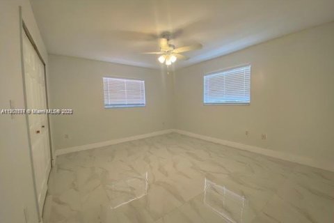 House in Miami, Florida 3 bedrooms, 306.58 sq.m. № 1963922 - photo 12