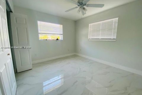House in Miami, Florida 3 bedrooms, 306.58 sq.m. № 1963922 - photo 9