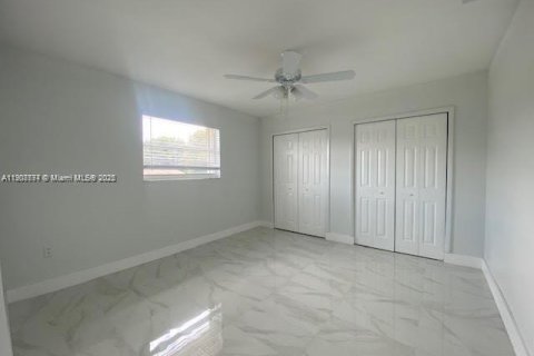 House in Miami, Florida 3 bedrooms, 306.58 sq.m. № 1963922 - photo 6