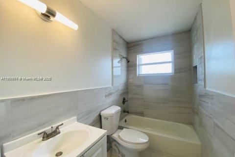 House in Miami, Florida 3 bedrooms, 306.58 sq.m. № 1963922 - photo 8