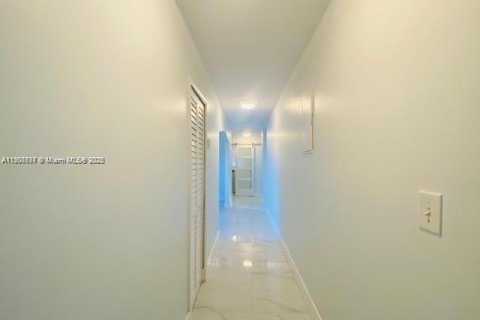 House in Miami, Florida 3 bedrooms, 306.58 sq.m. № 1963922 - photo 4