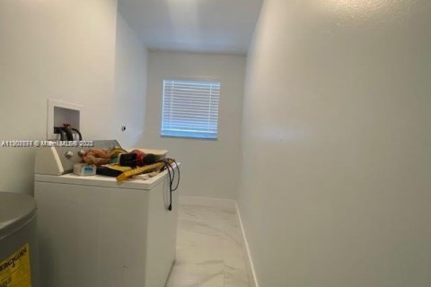 House in Miami, Florida 3 bedrooms, 306.58 sq.m. № 1963922 - photo 10