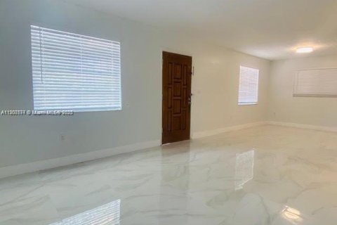 House in Miami, Florida 3 bedrooms, 306.58 sq.m. № 1963922 - photo 3