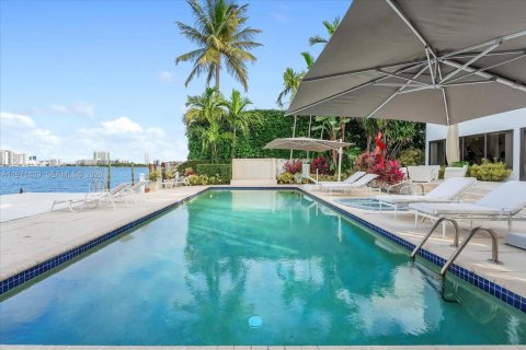 Casa en venta en Miami Beach, Florida, 5 dormitorios, 380.9 m2 № 2174661 - foto 7