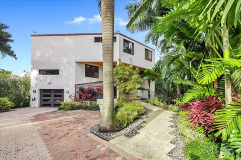 Casa en venta en Miami Beach, Florida, 5 dormitorios, 380.9 m2 № 2174661 - foto 23