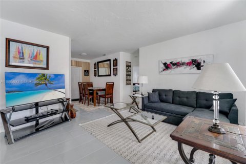 Casa en venta en Miami, Florida, 3 dormitorios, 108.23 m2 № 2058899 - foto 2