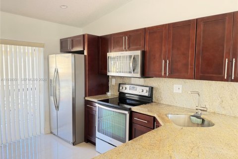 Condo in Hialeah, Florida, 2 bedrooms № 1997536