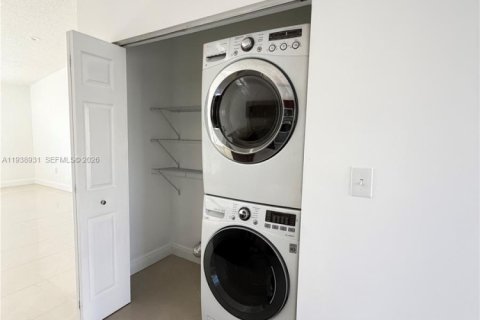 Copropriété à louer à Hialeah, Floride: 2 chambres, 91.97 m2 № 1997536 - photo 10