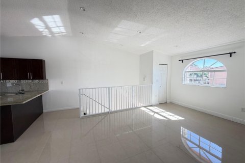 Copropriété à louer à Hialeah, Floride: 2 chambres, 91.97 m2 № 1997536 - photo 3