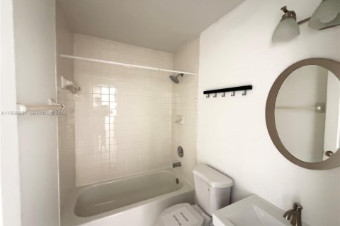 Copropriété à louer à Hialeah, Floride: 2 chambres, 91.97 m2 № 1997536 - photo 9