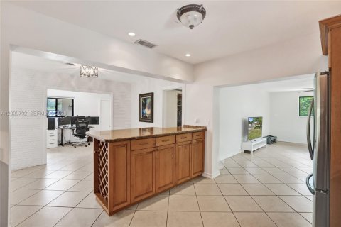 House in Plantation, Florida 4 bedrooms, 199.09 sq.m. № 2087000 - photo 16