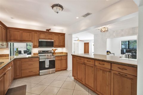 House in Plantation, Florida 4 bedrooms, 199.09 sq.m. № 2087000 - photo 17