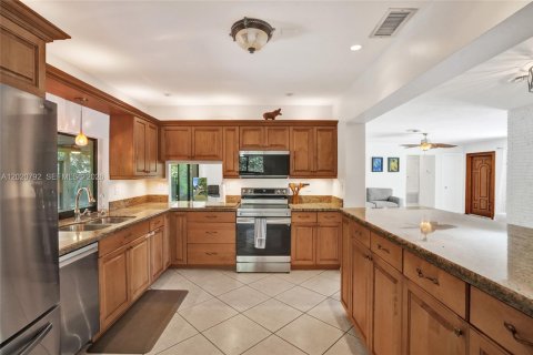 House in Plantation, Florida 4 bedrooms, 199.09 sq.m. № 2087000 - photo 18
