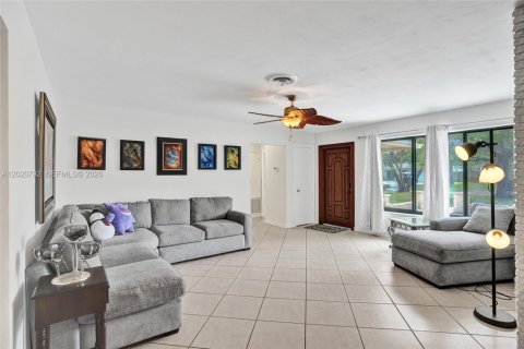 House in Plantation, Florida 4 bedrooms, 199.09 sq.m. № 2087000 - photo 7