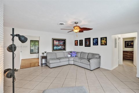 House in Plantation, Florida 4 bedrooms, 199.09 sq.m. № 2087000 - photo 6