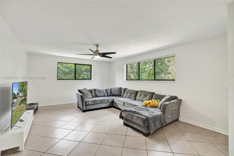 House in Plantation, Florida 4 bedrooms, 199.09 sq.m. № 2087000 - photo 19