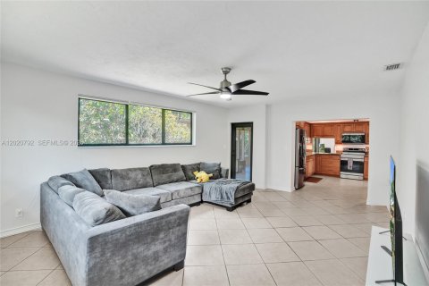 House in Plantation, Florida 4 bedrooms, 199.09 sq.m. № 2087000 - photo 21