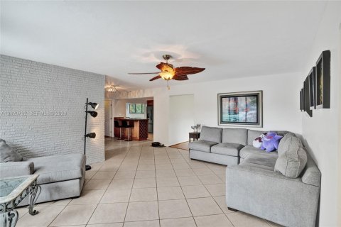 House in Plantation, Florida 4 bedrooms, 199.09 sq.m. № 2087000 - photo 5