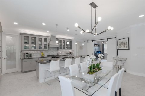 House in Sarasota, Florida 2 bedrooms, 213.49 sq.m. № 1585840 - photo 17
