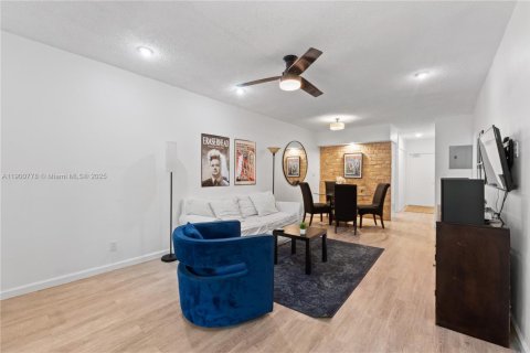 Condominio en venta en Coral Gables, Florida, 2 dormitorios, 69.49 m2 № 1952084 - foto 6