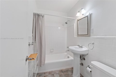 Condominio en venta en Coral Gables, Florida, 2 dormitorios, 69.49 m2 № 1952084 - foto 16