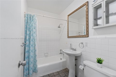 Condominio en venta en Coral Gables, Florida, 2 dormitorios, 69.49 m2 № 1952084 - foto 13
