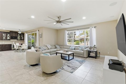 House in Orlando, Florida 4 bedrooms, 378.3 sq.m. № 2234006 - photo 5