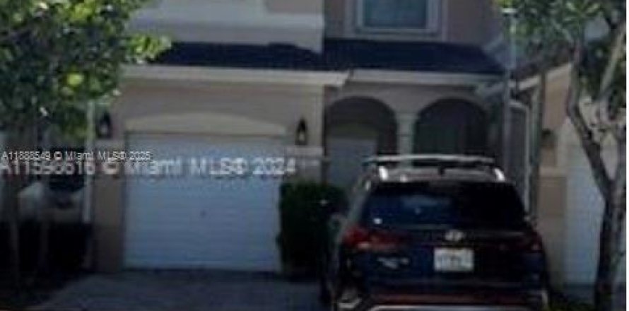 Townhouse in Miami, Florida 3 bedrooms, 134.89 sq.m. № 1942420
