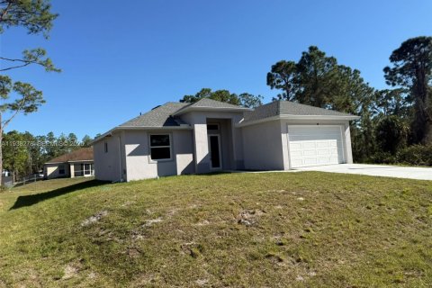 House in Lehigh Acres, Florida 3 bedrooms № 1995975 - photo 2