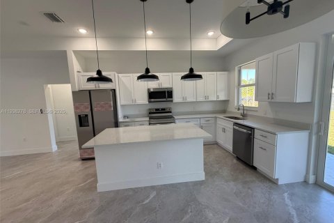 House in Lehigh Acres, Florida 3 bedrooms № 1995975 - photo 4