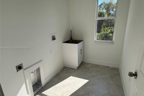 House in Lehigh Acres, Florida 3 bedrooms № 1995975 - photo 18