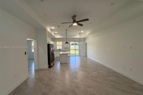 House in Lehigh Acres, Florida 3 bedrooms № 1995975 - photo 8