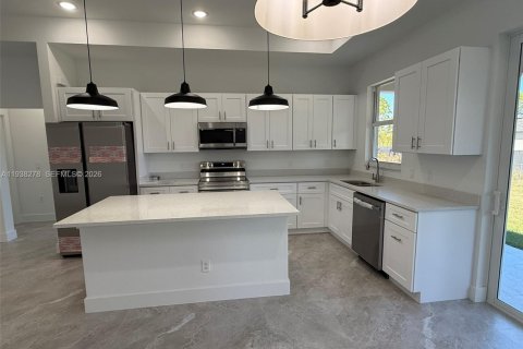 House in Lehigh Acres, Florida 3 bedrooms № 1995975 - photo 10