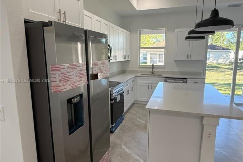 House in Lehigh Acres, Florida 3 bedrooms № 1995975 - photo 6