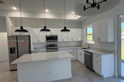 House in Lehigh Acres, Florida 3 bedrooms № 1995975 - photo 5