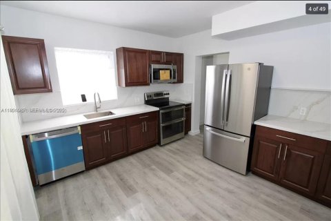 House in Miami, Florida 3 bedrooms, 255.48 sq.m. № 1990472 - photo 1