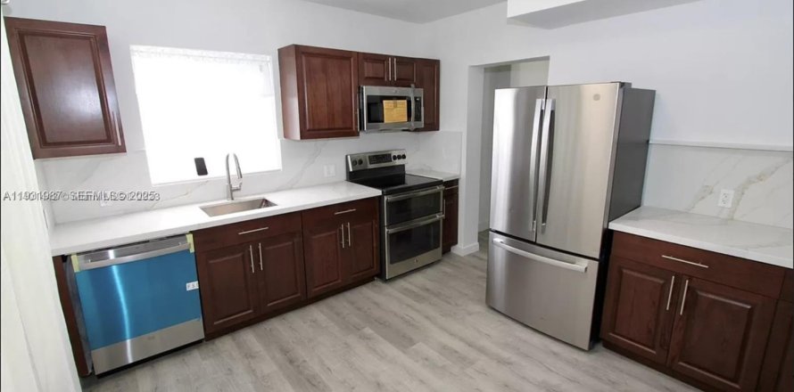 House in Miami, Florida 3 bedrooms, 255.48 sq.m. № 1990472