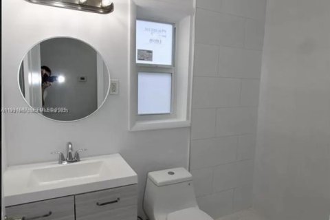 House in Miami, Florida 3 bedrooms, 255.48 sq.m. № 1990472 - photo 7