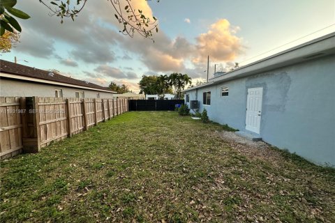 House in Miami, Florida 3 bedrooms, 255.48 sq.m. № 1990472 - photo 14